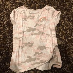 camouflage pink, gray, and white t-shirt
